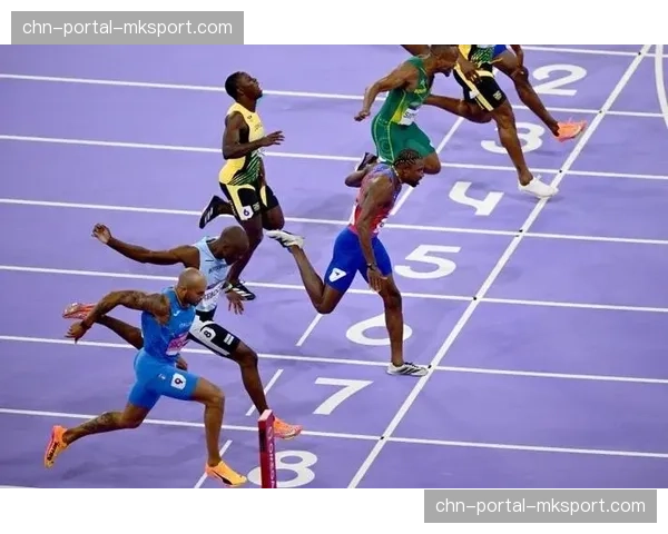 特写：冲线瞬间，冠亚军车轮仅差毫厘，需借助照片判定